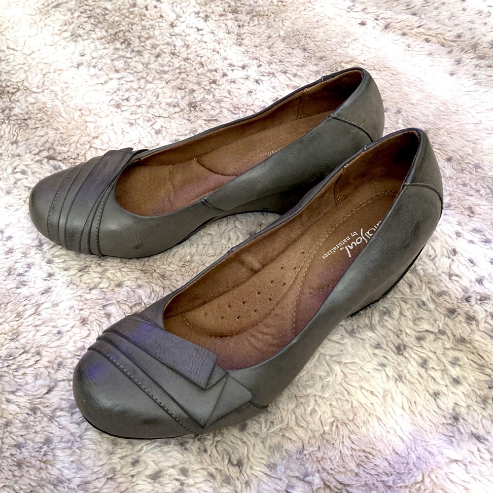Naturalizer. Grey leather with unique detailing. 2” wedge style heel.